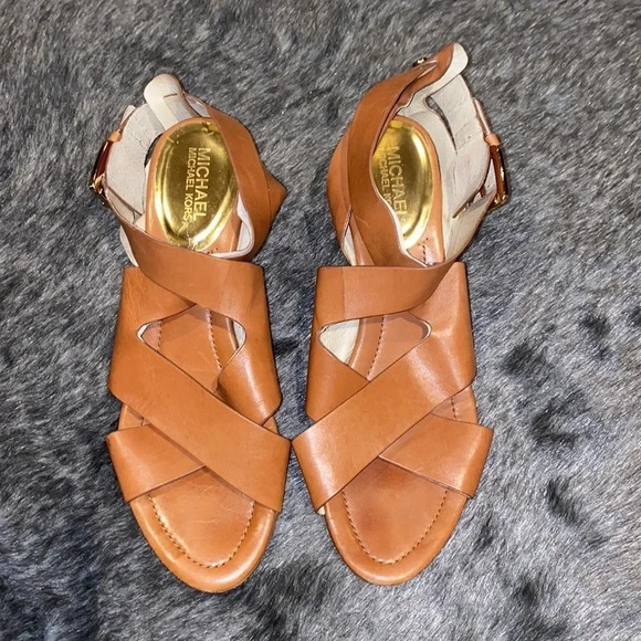 Michael Kors Tan strapy buckle low block heel sandals Sz 9.5 - Picture 3 of 16